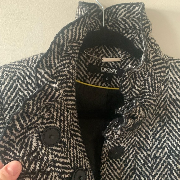 NWT DKNY Wool blend coat with ruffled sleeves and neckline - Picture 7 of 13